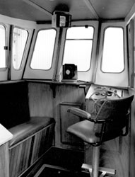 Roberts Coastworker 30 powerboat inside wheelhouse