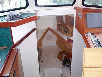 Roberts Coastworker 30 MK2 semi displacement - looking into V berths