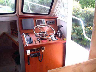 Roberts Coastworker 30 MK2 semi displacement - steering station