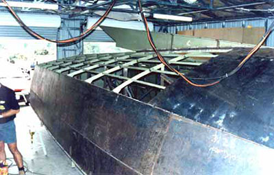 Roberts Coastworker 30 MK2 semi displacement - last hull plate to be laid