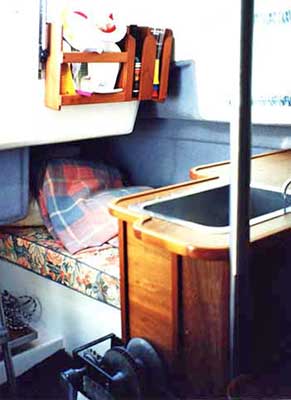 Roberts Trailer Sailer 22 - looking into the quarter berth