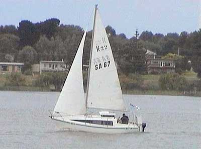 Roberts Trailer Sailer 22 - out on the water under sail 01