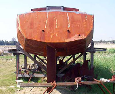 Roberts 345 Gallery - aft view showing the bottom plate and wide transom