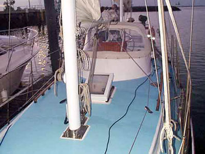 Roberts 36 Gallery - ARIADNE III with a clean foredeck