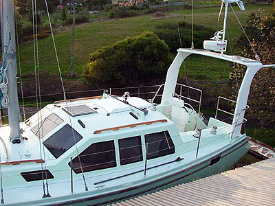 Roberts 370 Gallery - Aft view showing deck organizers, cockpit and targa.