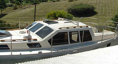 Roberts 370 Gallery - grab rails that are strategically positioned on the pilot house and forward cabin roofs